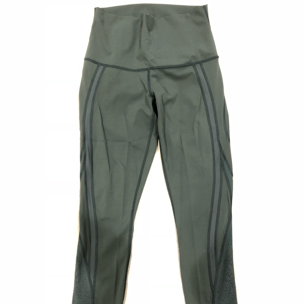 Green lululemon yoga pants w/cut out detail, sz6
